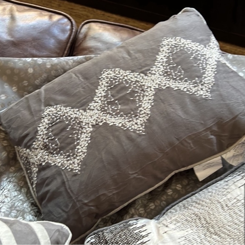 Madison Park Queen Duvet with
2 Standard Shams and 4 Throw Pillows - Picture 7 of 10